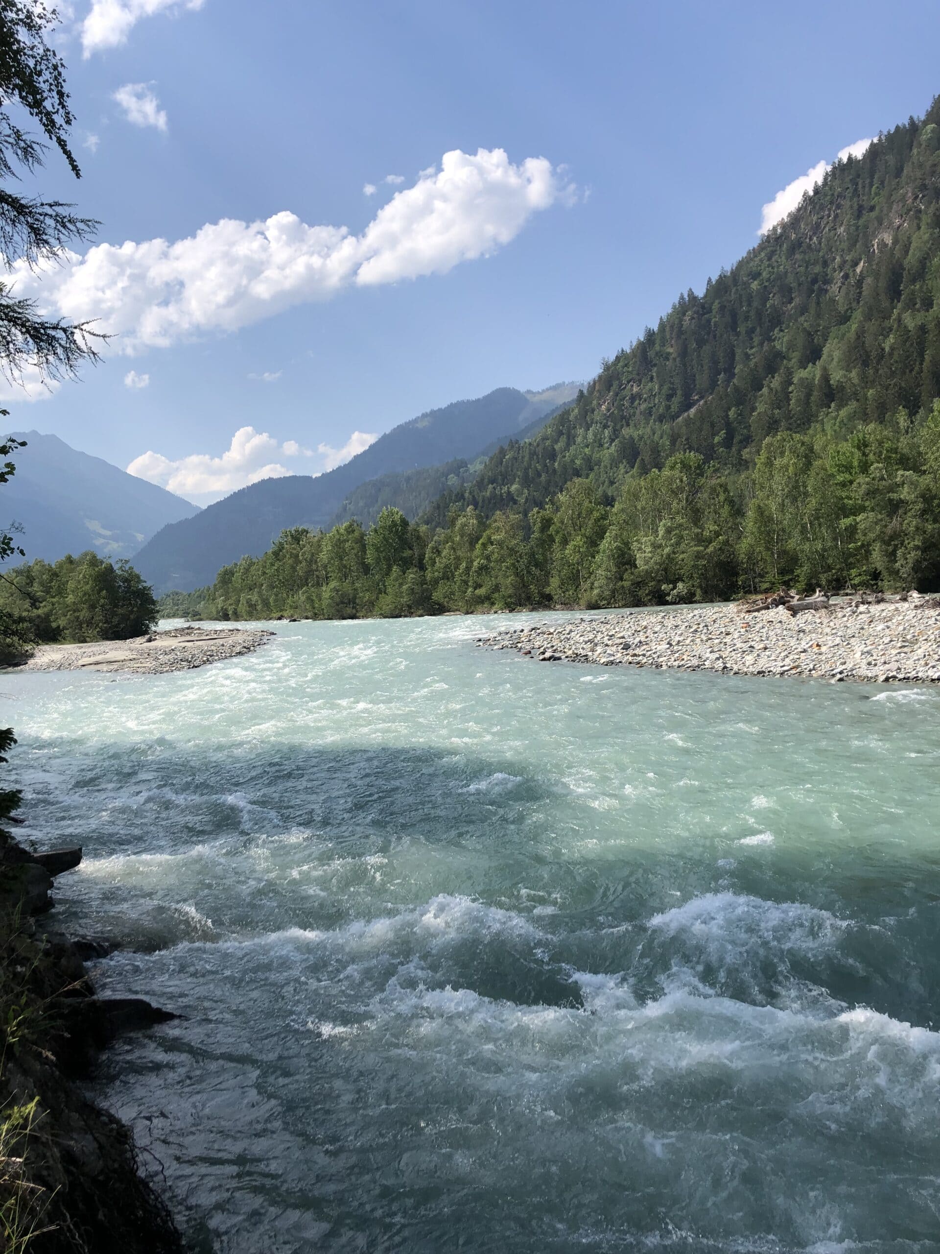 Bild zeigt einen Fluss, Berge und blauen Himmel.