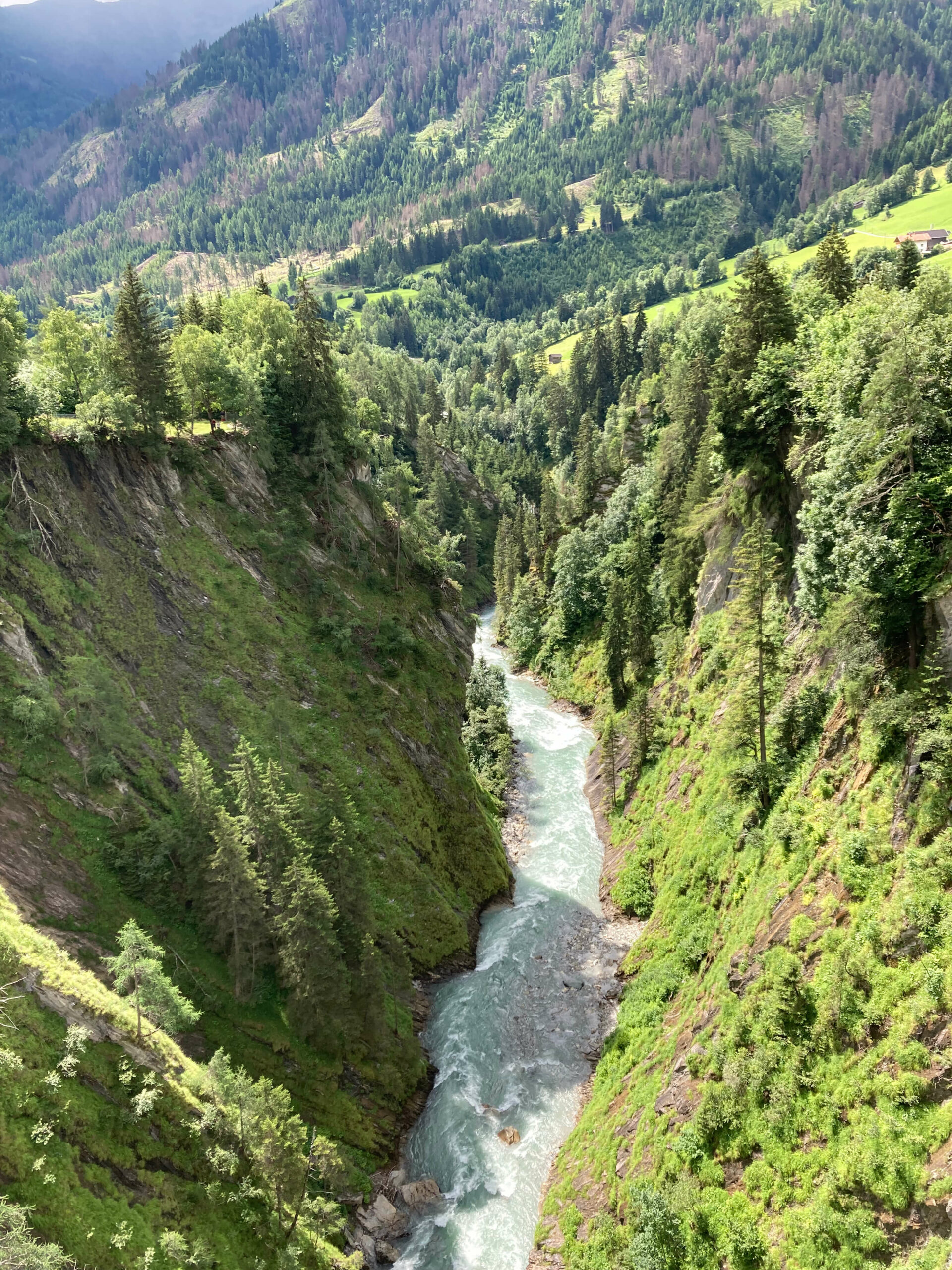 Bild zeigt einen Blick von oben in eine Schlucht.