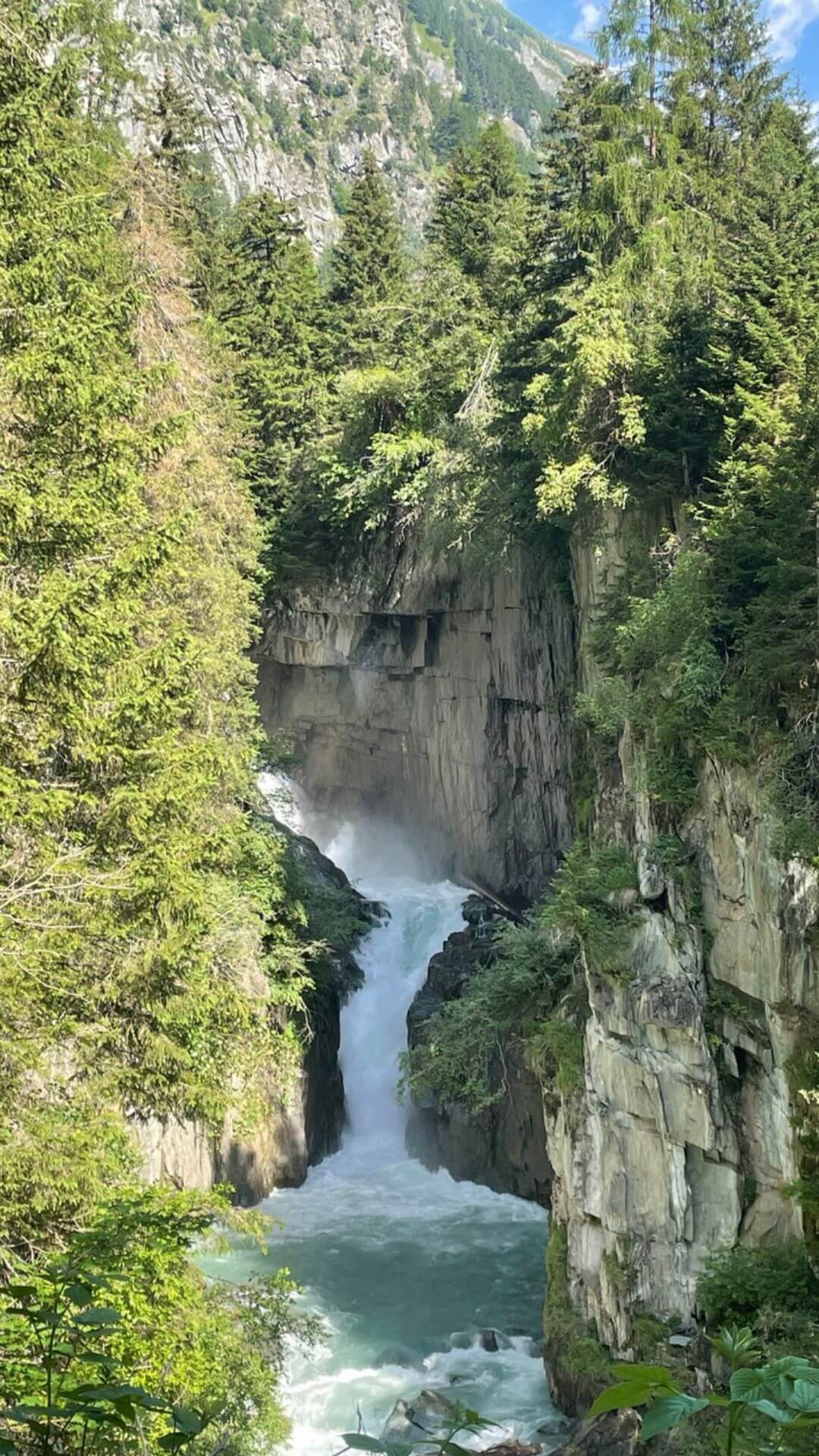 Bild zeigt die Iselschlucht mit strömenden Wasser
